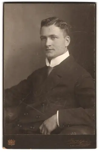 Fotografie Ferd. Urbahns, Kiel, Schlossgarten 17, Porträt eines jungen Mannes