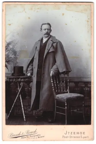 Fotografie Busch & Beuck, Itzehoe, Post-Strasse 5, Herr mit Mantel und Zylinder