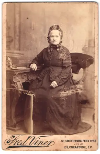 Fotografie Fred Viner, London, Southwark Park Rd. 110, Porträt einer älteren Dame