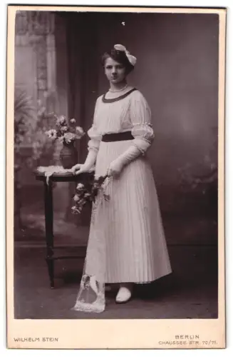 Fotografie Wilhelm Stein, Berlin, Chausseestr. 70/71, Junge Frau mit Blumenstrauss