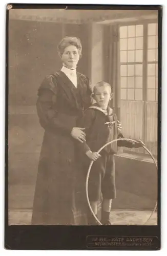 Fotografie Heinr. u. Käte Andresen, Neumünster, Grossflecken 31, Frau mit Kind im Atelier