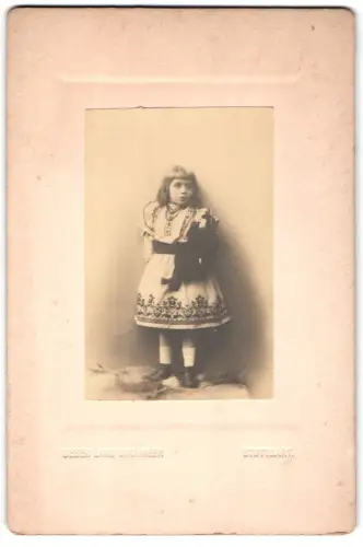 Fotografie Fotograf unbekannt, Stuttgart, Porträt eines jungen Mädchens