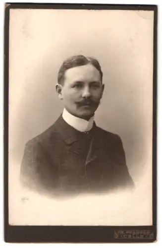 Fotografie Fr. Pfeiffer, Celle, Westcellertorstr. 15, Porträt eines Herrn im Anzug