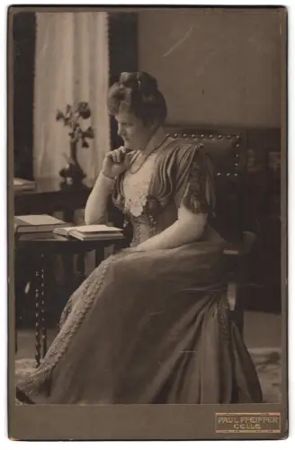 Fotografie Paul Pfeiffer, Celle, Westcellertorstr. 15, Frau in nachdenklicher Pose über einem Buch