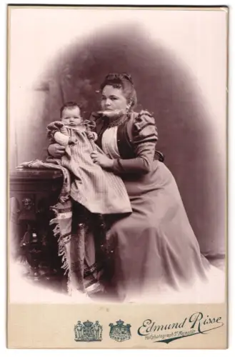 Fotografie Edmund Risse, Bochum, Friedrichstrasse 36, Mutter mit Kleinkind