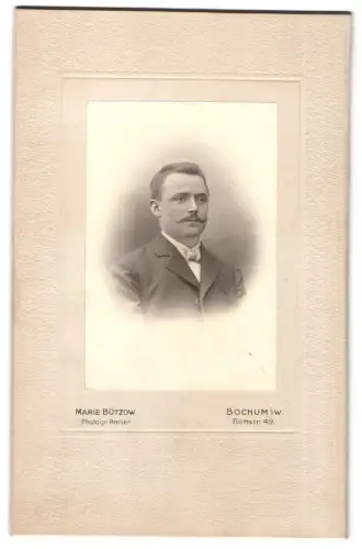 Fotografie Marie Bützow, Bochum i. W., Rottstrasse 49, Porträt eines Herrn im Anzug