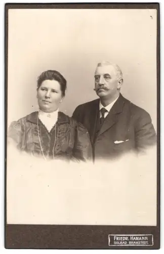 Fotografie Friedr. Hamann, Bramstedt, Fritz Postel und seine Frau