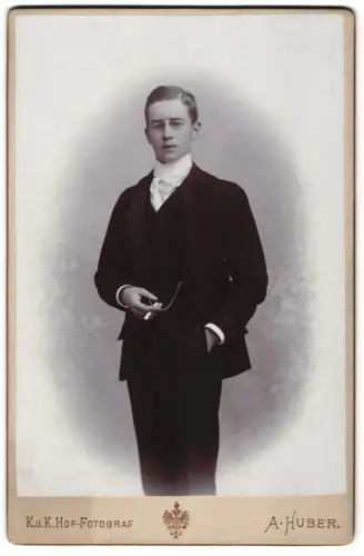 Fotografie A. Huber, Wien, Stefansplatz 2, Egon Wallentin mit Zigarette