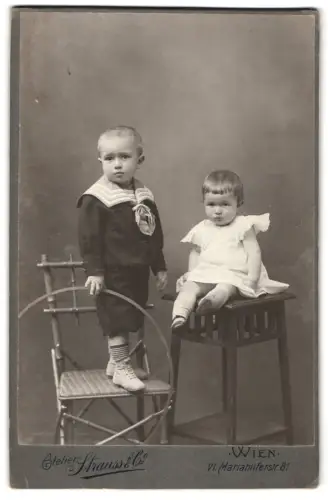Fotografie Atelier Strauss & Co., Wien, Mariahilferstr. 81, Kinder auf Stühlen mit Reif