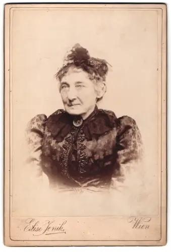 Fotografie Elise Jenik, Wien, Hundsthurmerstrasse 54, Frau Helm im Porträt