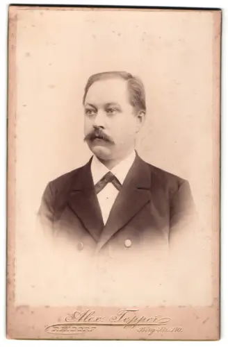 Fotografie Alex Tepper, Rixdorf, Bergstrasse 140, Wilhelm Gutzeit in Anzug und Fliege