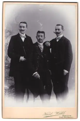 Fotografie Karl Wahl, Berlin, Gross-Görschenstr. 1, Malte und Bernhard mit ihrem Bruder