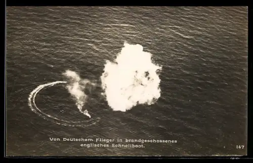 AK Von deutschem Flugzeug in Brand geschossenes englisches Schnellboot, Kriegsschiff