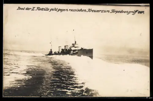 Foto-AK Torpedoboot der II. Flottille geht gegen russischen Kreuzer zum Torpedoangriff vor, Kriegsschiff