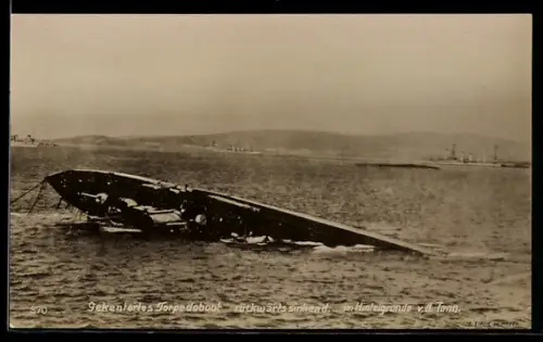 AK Gekentertes Torpedoboot nach Selbstversenkung in Scapa Flow 21.6.1919, im Hintergrund Kreuzer von der Tann