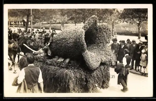 Foto-AK Interlaken, Blumengeschmückter Wagen im Festumzug