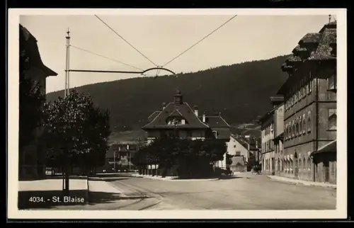 AK St. Blaise, Strassenansicht mit Häusern und Oberleitungen