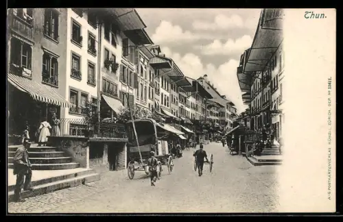 AK Thun, Strassenpartie mit Geschäften und Karren