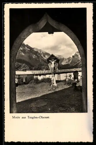 AK Tragöss-Oberort, Durchblick zu einem Wegekreuz