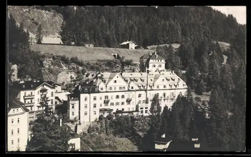 AK Badgastein, Gebäudekomplex am Waldhang
