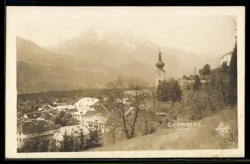 AK Greifenburg /Kärnten, Panorama mit Kirche und Bergkulisse
