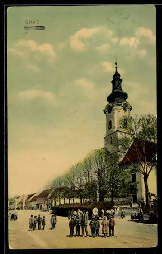 AK Gnas, Kirche und Hauptplatz mit Passanten