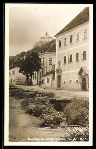 AK Forchtenau /Bgld., Ortsstrasse mit Schloss Forchtenstein