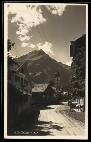 AK St. Gallenkirch /Vorarlberg, Strasse mit Kirche und Bergpanorama
