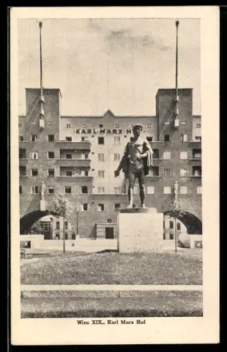 AK Wien, Karl-Marx-Hof, Hoffront mit Standbild