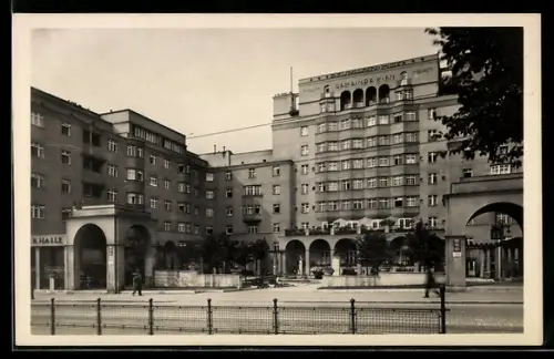 AK Wien, Reumannhof, Gemeindebau mit Arkaden und Brunnen