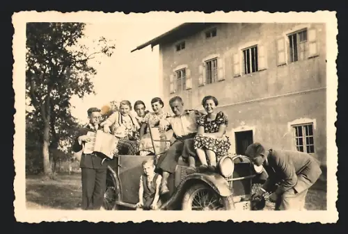 Fotografie Auto Cabrio, Bursche startet PKW in dem die ganze Familie Platz genommen hat