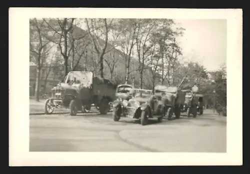 Fotografie Militär Lastwagen-Konvoi & Auto Kübelwagen