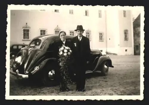Fotografie Auto, Schwarzes Kfz dient als Hochzeits-Limousine
