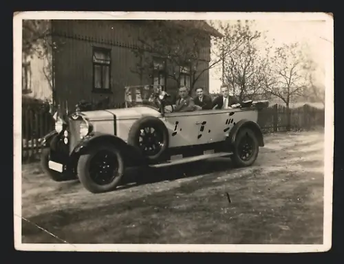 Fotografie Auto, Grosser offener Tourenwagen, junge Männer starten zu einer Ausfahrt