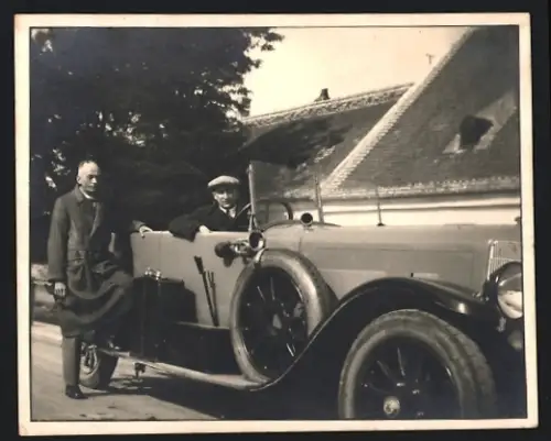 Fotografie Auto Cabriolet, elegante Gentlemen mit offenen Reisewagen