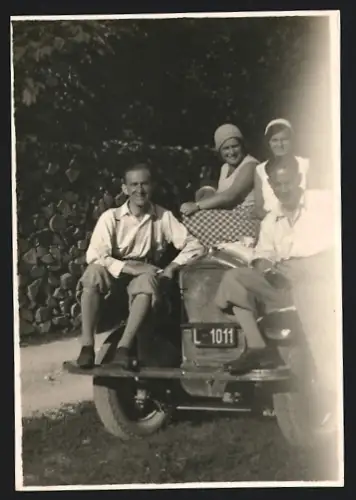Fotografie Auto Peugeot, Burschen & Frauen mit PKW, Kfz-Kennzeichen Österreich L-1011