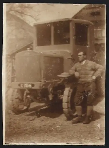 Fotografie Lastwagen, stolzer fahrer nebst LKW-Zugmaschine mit Kennzeichen C 7056