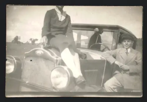 Fotografie Auto Opel, Frau auf Motorhaube sitzend