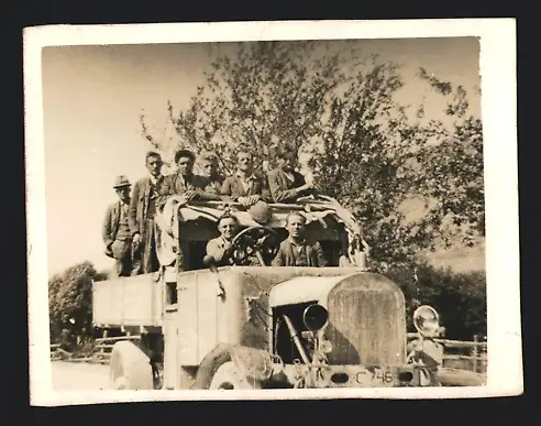 Fotografie Lastwagen, Burschen bei Ausfahrt mit LKW-Pritsche