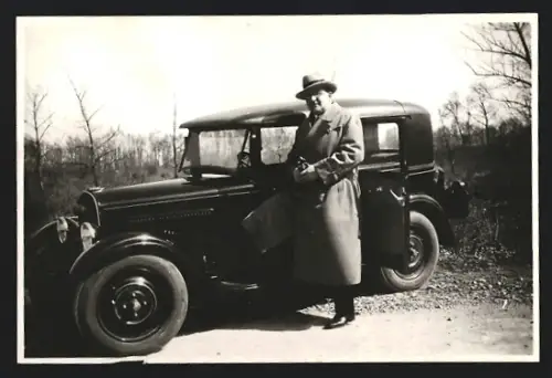 Fotografie Auto, Herr mit Mantel & Hut nebst PKW