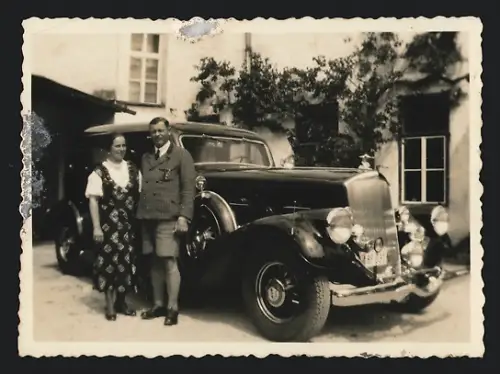 Fotografie Auto Luxus-Limousine, Paar nebst Kfz in Ischl 1934
