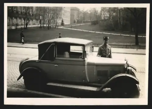 Fotografie Auto Cabrio, PKW & NSKK-Mann in Uniform mit Schutzbrille