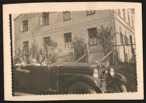Fotografie Auto Cabriolet, Knaben und Mädchen im offenen PKW