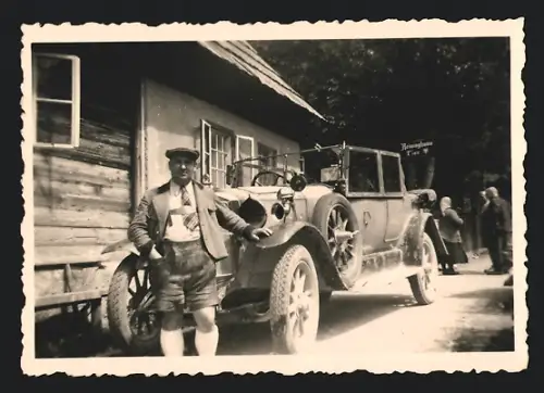 Fotografie Auto, grosser offener Tourenwagen vor Gasthaus Reininghaus