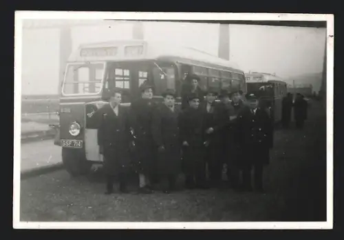 Fotografie Bus AEC Regal, Fahrgäste vor Omnibus / Linienbus stehend