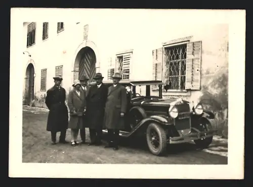 Fotografie Auto Limousine, elegante Herren & Dame neben Kfz