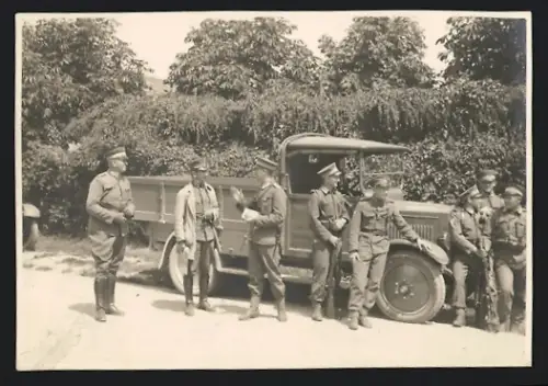 Fotografie Reichswehr-Soldaten mit Lastwagen, LKW-Pritsche