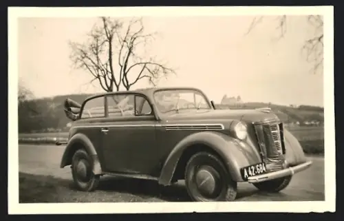 Fotografie Auto Opel, PKW mit Faltdach und Kennzeichen Österreich