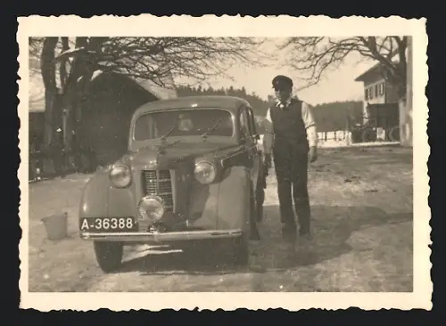 Fotografie Auto Opel, junger Mann neben PKW mit Kennzeichen Österreich