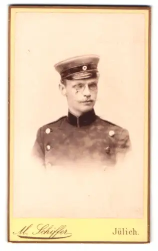 Fotografie M. Schiffer, Jülich, Grosse Roer Strasse 29a, Offizier von Baumer im Überrock mit Schirmmütze